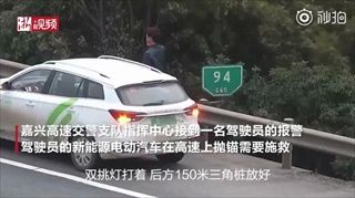 ดีที่เชื่อตำรวจ ชายจีนยืนข้างทาง รอดชีวิตรถบรรทุกพุ่งชนเก๋งจอดเสีย