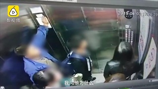 เด็กชายจีนใช้มือเปล่าง้างเปิดประตูลิฟต์ ทำกล่องเหล็กร่วง เกือบพาเจ็บหมู่