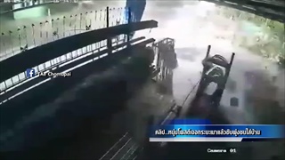 กระบะเมาแล้วขับพุ่งชนบ้าน