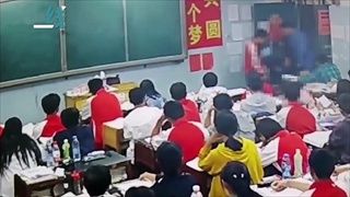 ครูจีนลงโทษโหด ตบ-ถีบ-กระชากผม สองนักเรียนชายกินขนมในห้อง