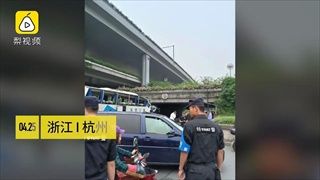 รถบัสจีนชนสะพานต่างระดับ หลังคายุบหายเกือบครึ่ง เด็กนักเรียนเจ็บหลายคน