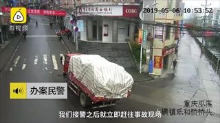 เงิบแรง ชายจีนมัวเล่นมือถือ เดินชนท้ายรถบรรทุกหัวแตก