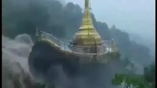 วินาที!น้ำป่าหลากซัดเจดีย์ทองที่พม่า