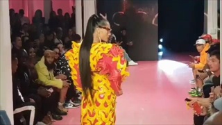 รันเวย์ลุกเป็นไฟ "มีมี่ เทา" โชว์สะพานโค้งบนรันเวย์ New York Fashion Week SS20