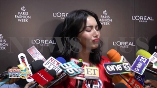 ใหม่ ดาวิกา ตื่นเต้นจ่อเดินแบบ Paris Fashion week ยิ้มเต๋อยอมใส่เสื้อโปรโมทแบรนด์