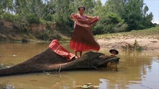 พระฝันเห็นต้นตะเคียนจมใต้น้ำในลำห้วย น้ำลดจึงโผล่ให้เห็น