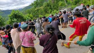 นาทีประทับใจ! ชาวไทยภูเขาดึงรถขึ้นจากเหวลึก 80 เมตร สามัคคีคือพลังที่แท้จริง