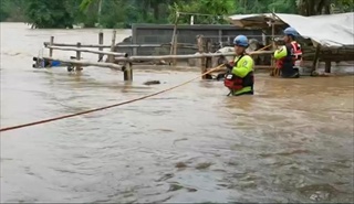 กู้ภัยใช้เรือท้องแบน ช่วยชาวโคราชน้ำท่วม