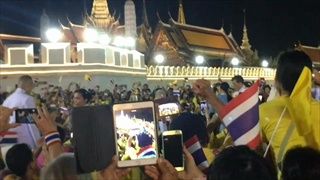 ชมภาพ "ในหลวง-พระราชินี" เสด็กทักทายพสกนิกรใกล้ชิด หน้าวัดพระแก้ว