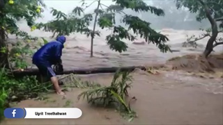 น้ำป่าทะลักคีรีวง จ.นครศรีฯ มวลน้ำทั้งเร็วและแรงไหลเชี่ยวกวาด ขณะฝนยังตกหนัก