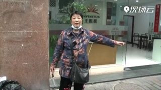 ช็อก! หญิงจีนเจอมีดปังตอ 2 เล่ม หล่นจากตึก เฉียดจุดที่ยืนไม่กี่ก้าว
