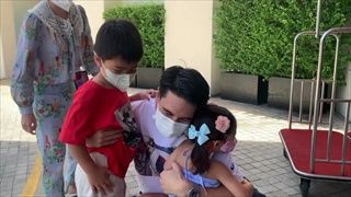 "ลิเดีย" คิดถึงสุดหัวใจ "แมทธิว" วิ่งเข้ากอดครอบครัว หลังต้องห่างลูกเมีย 1 เดือนเต็ม