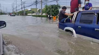 น้ำท่วมหนัก นิคมอุตสาหกรรมบางปู ต้องปิดถนน