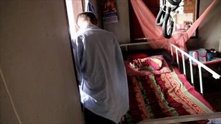 อัศจรรย์วัคซีนสูตรไขว้ ชายวัย 54 ป่วยติดเตียงแรมปี ฉีดเข็มแรกลุกขึ้นนั่ง เข็มสองยืนเองได้เลย