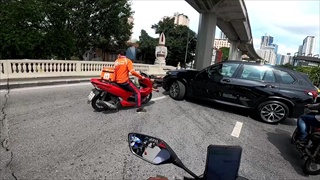 คลิป BMW ป้ายแดง กลับรถกลางสะพานหัวช้าง ทำให้จักรยานยนต์เฉี่ยวชนกันจนได้รับบาดเจ็บ