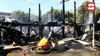 ไฟไหม้บ้านวอด เมียเป็นลม ผัวฝ่าเปลวเพลิง ช่วยไก่ชนกว่า 100 ตัวมูลค่านับล้านไว้ไม่ได้
