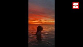 "เกรซ กาญจน์เกล้า" ปล่อยของ ภาพสวยใส่ชุดว่ายน้ำเดินชิลริมทะเล