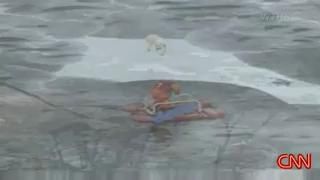 ช่วยสุนัข ลอยอยู่บนแผ่นน้ำแข็ง