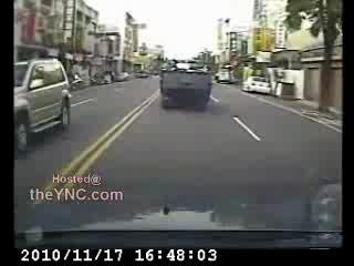 ข้ามถนนวิ่งตัดหน้ารถกระชั้นชิด