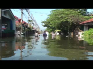 น้่ำท่วมปทุมธานี หมู่บ้านธารารินทร์ 25ตุลาคม2554 เจโอ๋รายงาน