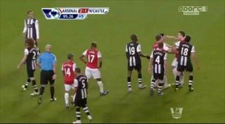 Tim Krul vs Robin van Persie - Arsenal vs Newcastle 2-1 HD