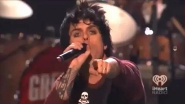 Green Day โดนหั่นเวลาโชว์สด ด่ากราดฟาดกีตาร์กลางเวที