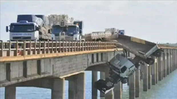 รถบรรทุกชนเสียหลักชนขอบสะพาน คนขับรอดหวุดหวิด