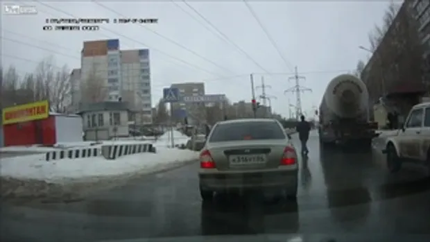 อยากตายก็ไม่ได้ตาย! ชายรัสเซียพุ่งตัวนอนกะให้รถสิบล้อทับกลางถนน