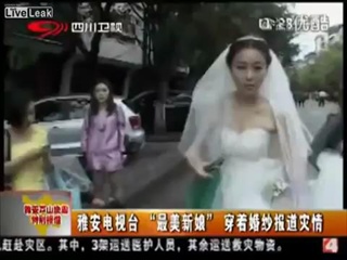 นักข่าวจีนรายงานข่าวแผ่นดินไหว ทั้งชุดเจ้าสาว
