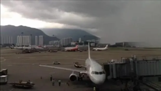 ภาพเหตุการณ์จริง สนามบินฮ่องกงภายใต้สัญญาณเตือนพายุฉุกเฉิน