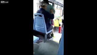 คลิปเดือด! ชาย-หญิง แย่งที่นั่งบนรถเมล์ ที่จีน