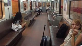 ผู้โดยสารถึงกับอึ้งเมื่อรถไฟใต้ดินเปิดประตูวิ่ง