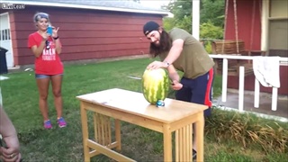 ฝรั่งใช้ดาบผ่าแตงโม พลาดโดนมือ เลือดอาบ