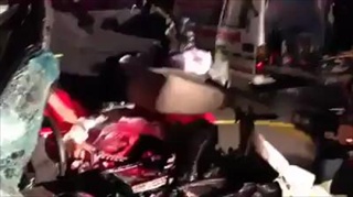 วีโก้ 4ประตู ชนท้ายรถหกล้อดับสยอง!