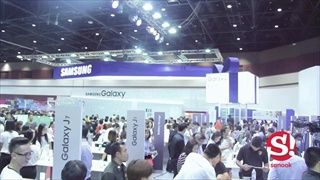 Samsung Galaxy S6 edge Plus บนมือพริ้ตตี้ในงาน Thailand Mobile Expo 2015