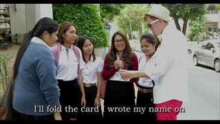 สาวไทยโดนฝรั่งเล่นมายากลจูบ!!  Thai Magic Kissing Card Prank!