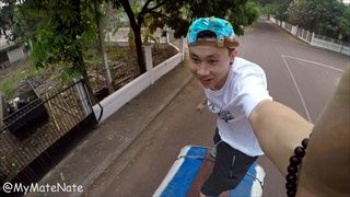 Tuk-Tuk Surfing! เด็กแนวทำอะไรกับตุ๊กตุ๊กเนี้ย! (4KUHD)