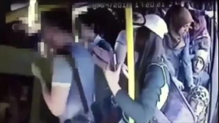 หนุ่มหื่นลวนลามหญิงบนรถเมล์ สาวๆแท็กทีมไล่ทุบ-ถีบลงรถ