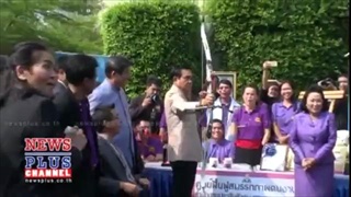 สมาคมสื่อมอบเสื้อวันเสรีภาพสื่อมวลชนโลกให้นายกฯ