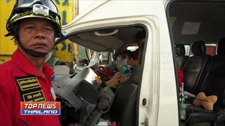รถตู้โดยสารกรุงเทพ-ชลบุรี ชนอัดท้ายรถพ่วง 18 ล้อ มีผู้ได้รับบาดเจ็บสาหัส 2 ราย