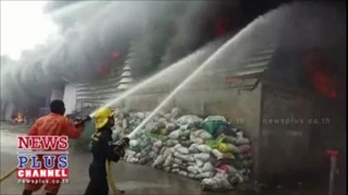 ไฟไหม้โกดังหลังตลาดไทปทุมฯยังคุมเพลิงไม่ได้