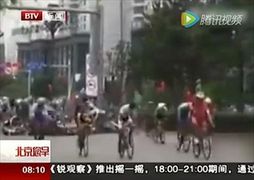 หวิดตายหมู่!! หนุ่มจีนอุตริเดินข้ามถนนระหว่างการแข่งจักรยาน