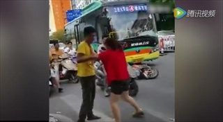 เมียหลวงตบเมียน้อยกลางถนนที่จีน แต่โดนตอบโต้กลับ