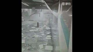 คลิประทึก ผู้โดยสารรีบหนีตาย เพดานสถานีรถไฟใต้ดินถล่ม