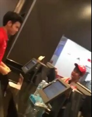 โครตฮา อุ้ม ธีรทร บุญมาทัน โชว์สกิลสั่ง KFC เป็นภาษาอังกฤษ กับพนักงานไทย สงสัยเตรียมไปบอลโลก