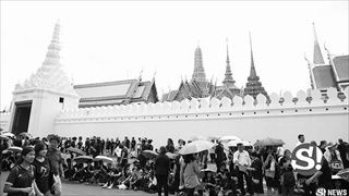 ภาพบรรยากาศรอบพระบรมมหาราชวัง ประชาชนรอรับขบวนเคลื่อนพระบรมศพ