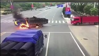 รอดตายหวุดหวิด! หนุ่มจีนขี่มอเตอร์ไซค์ พุ่งชนรถบรรทุกไฟลุกท่วมทั้งคนทั้งรถ
