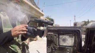 นาทีชีวิต นักข่าวอิรักโดนสไนเปอร์ “ไอเอส” ลอบยิง แต่กล้องโกโปรช่วยชีวิตไว้