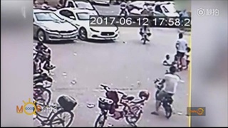 รุมประณาม! แม่ชาวจีนปล่อยลูกนั่งกลางถนน รถแล่นทับหวิดดับอนาถ