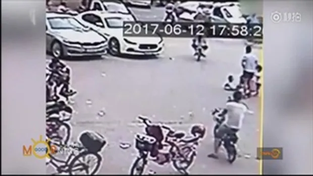 รุมประณาม! แม่ชาวจีนปล่อยลูกนั่งกลางถนน รถแล่นทับหวิดดับอนาถ